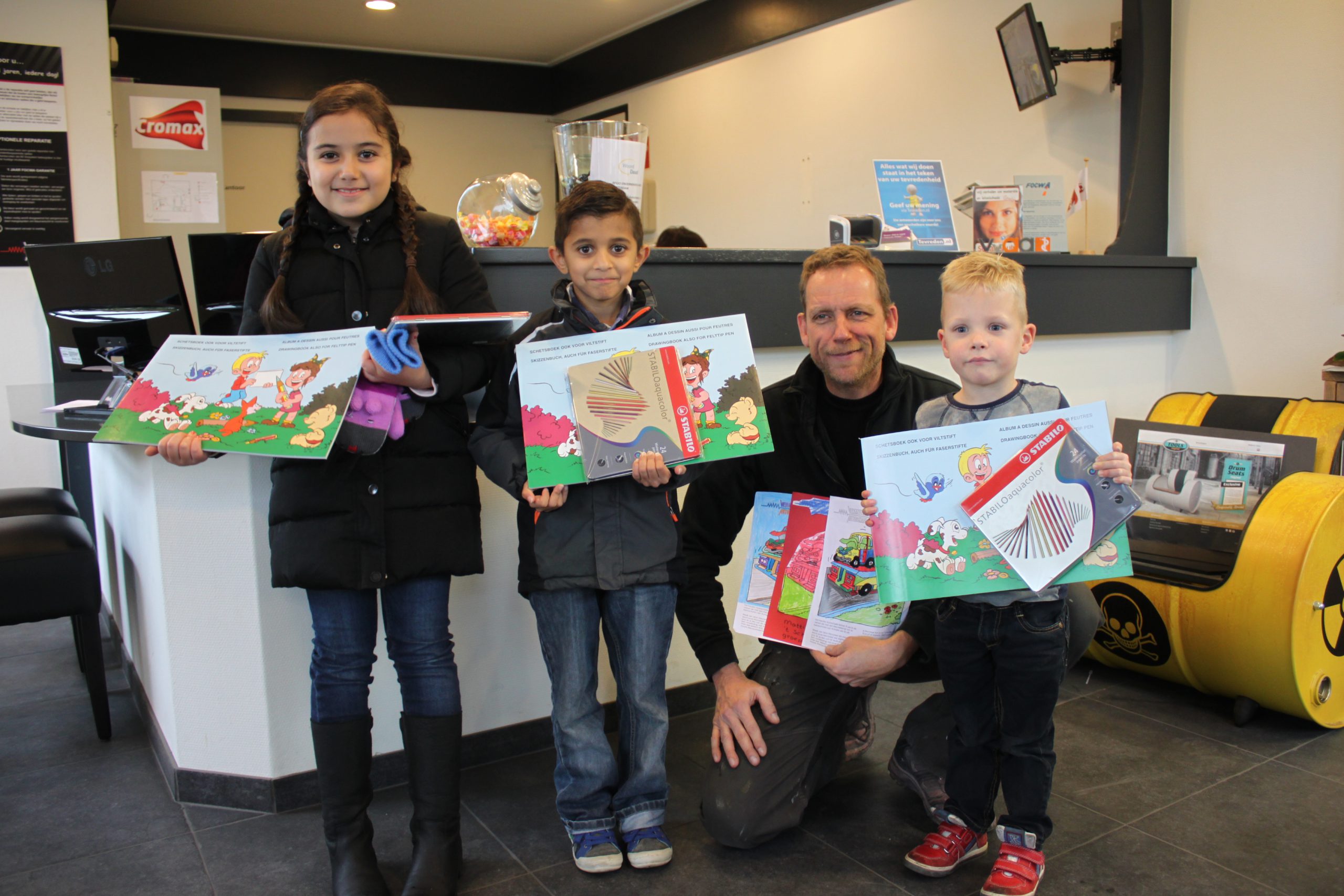 Bij Vermeulen Autoschade werden woensdagmiddag de drie winnaars van de kleurwedstrijd van het jubilerende bedrijf in het zonnetje gezet.